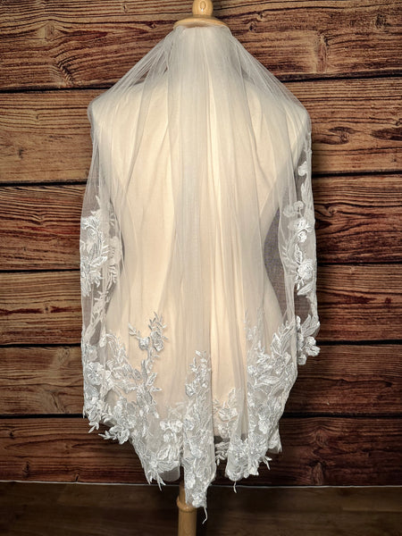 Nikki Fingertip Veil