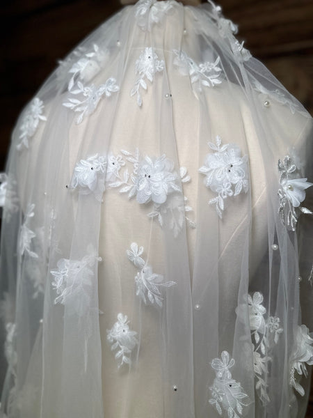 Ainsley Fingertip Veil