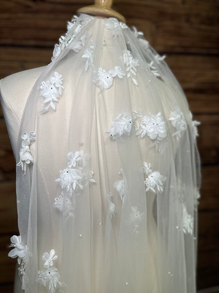 Ainsley Fingertip Veil