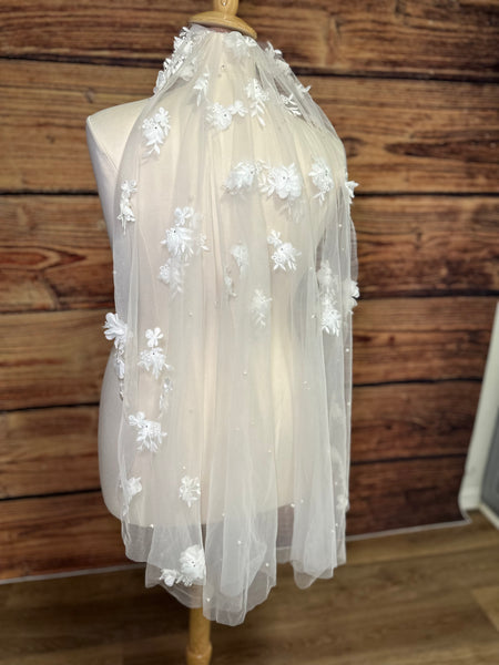 Ainsley Fingertip Veil
